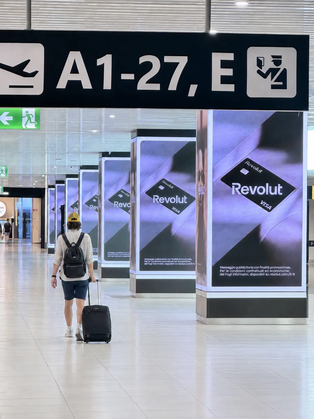 Colonne digitali pubblicitarie nelle aree partenze del Terminal 1 di Roma Fiumicino